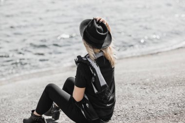 Üzgün ve felsefi bir havası olan genç bir Avrupalı kız. Gençlik yılları, sorunlar ve depresyon kavramı. Yaşam krizi.