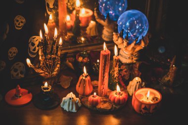 Cadılar Bayramı için sihirli şeyler, parti için dekor ve tasarım, detayları kapat, kutlama konsepti