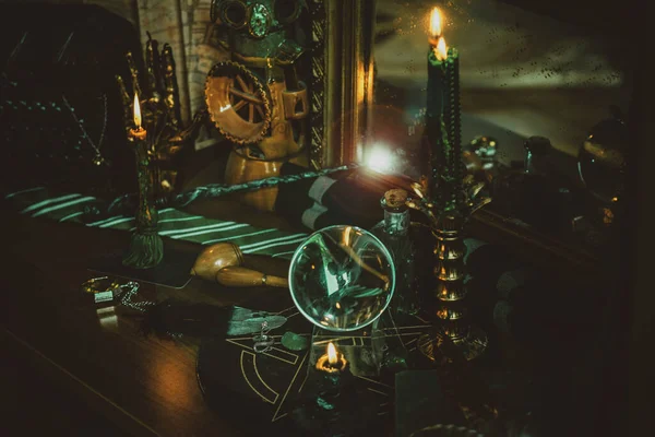 ハロウィンのための魔法のもの パーティーのための装飾とデザイン 詳細を閉じる お祝いのコンセプト — ストック写真