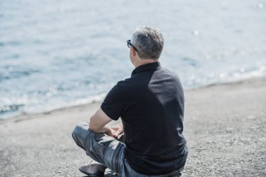 Avrupa 'da olgun modern bir adamın portresi.