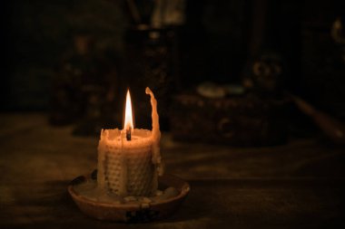  Mumlar sunakta yanar, mumlar büyülenir, temiz hava ve negatif enerji, cadı kavramı.