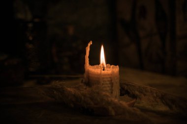  Mumlar sunakta yanar, mumlar büyülenir, temiz hava ve negatif enerji, cadı kavramı.