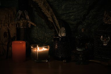  Mumlar sunakta yanar, mumlar büyülenir, temiz hava ve negatif enerji, cadı kavramı.