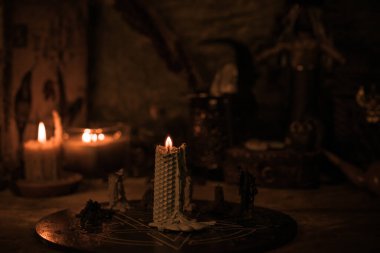  Mumlar sunakta yanar, mumlar büyülenir, temiz hava ve negatif enerji, cadı kavramı.
