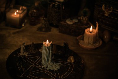  Mumlar sunakta yanar, mumlar büyülenir, temiz hava ve negatif enerji, cadı kavramı.