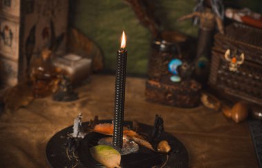  Mumlar sunakta yanar, mumlar büyülenir, temiz hava ve negatif enerji, cadı kavramı.