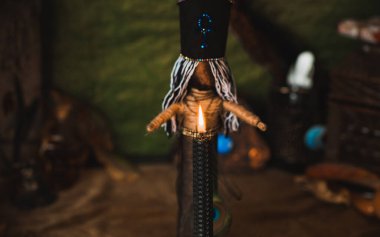  Mumlar sunakta yanar, mumlar büyülenir, temiz hava ve negatif enerji, cadı kavramı.