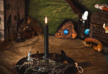  Mumlar sunakta yanar, mumlar büyülenir, temiz hava ve negatif enerji, cadı kavramı.