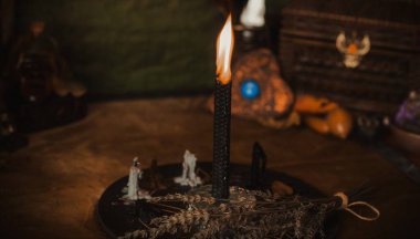  Mumlar sunakta yanar, mumlar büyülenir, temiz hava ve negatif enerji, cadı kavramı.