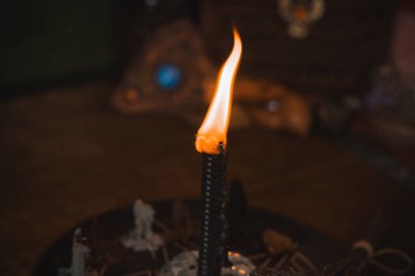  Mumlar sunakta yanar, mumlar büyülenir, temiz hava ve negatif enerji, cadı kavramı.