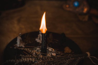  Mumlar sunakta yanar, mumlar büyülenir, temiz hava ve negatif enerji, cadı kavramı.