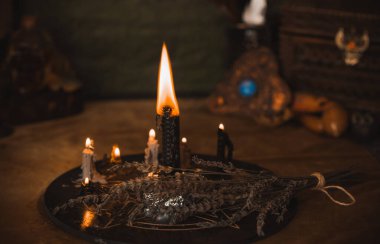  Mumlar sunakta yanar, mumlar büyülenir, temiz hava ve negatif enerji, cadı kavramı.