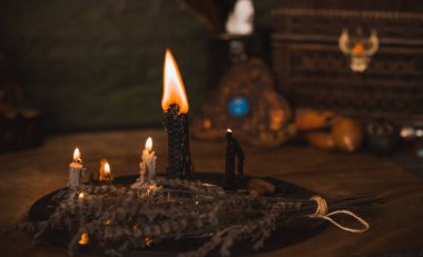  Mumlar sunakta yanar, mumlar büyülenir, temiz hava ve negatif enerji, cadı kavramı.