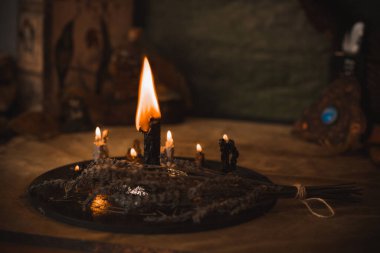  Mumlar sunakta yanar, mumlar büyülenir, temiz hava ve negatif enerji, cadı kavramı.