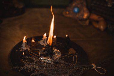  Mumlar sunakta yanar, mumlar büyülenir, temiz hava ve negatif enerji, cadı kavramı.