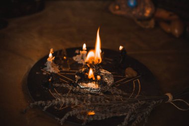  Mumlar sunakta yanar, mumlar büyülenir, temiz hava ve negatif enerji, cadı kavramı.