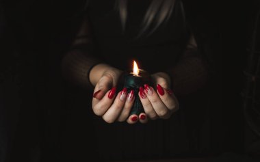 Cadılar Bayramı gotik vampir manikürüyle kadının elini kapat. Cadılar Bayramı parti konsepti ayrıntıları