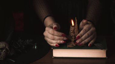 Cadılar Bayramı gotik vampir manikürüyle kadının elini kapat. Cadılar Bayramı parti konsepti ayrıntıları