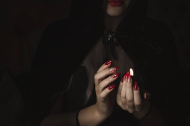 Cadılar Bayramı gotik vampir manikürüyle kadının elini kapat. Cadılar Bayramı parti konsepti ayrıntıları