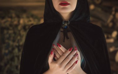 Cadılar Bayramı gotik vampir manikürüyle kadının elini kapat. Cadılar Bayramı parti konsepti ayrıntıları
