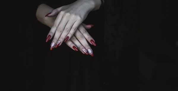 ハロウィンゴシック吸血鬼マニキュアで女性の手を閉じます ハロウィンパーティーのコンセプトの詳細 — ストック写真