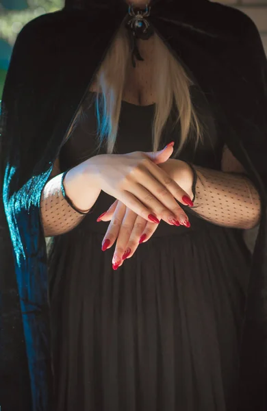 Κοντινό Χέρι Γυναίκας Αποκριάτικο Γοτθικό Μανικιούρ Βαμπίρ Λεπτομέρειες Για Halloween — Φωτογραφία Αρχείου