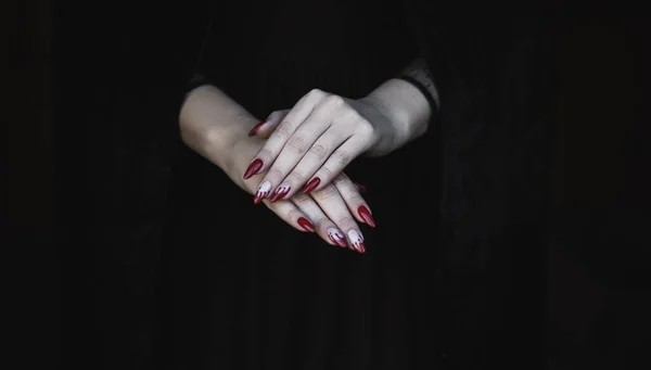 Fermez Main Femme Avec Une Manucure Vampire Gothique Halloween Détails — Photo