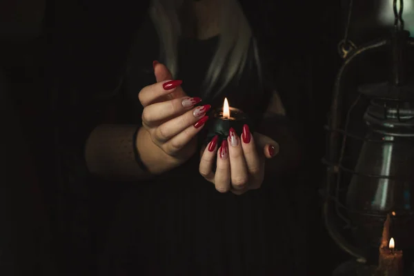 Tutup Tangan Wanita Dengan Manikur Vampir Gotik Halloween Rincian Untuk — Stok Foto