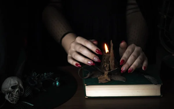 Cadılar Bayramı Gotik Vampir Manikürüyle Kadının Elini Kapat Cadılar Bayramı — Stok fotoğraf