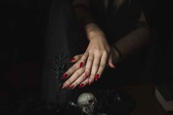 Cerca Mano Mujer Con Halloween Manicura Vampiro Gótico Detalles Para —  Fotos de Stock