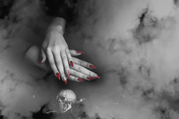用万圣节哥特式吸血鬼修指甲紧握女人的手 万圣节派对概念的细节 — 图库照片