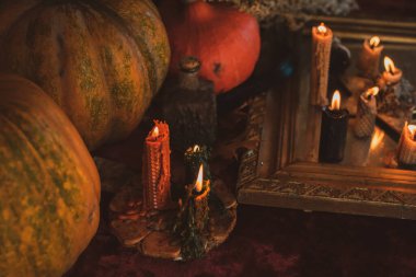 Cadılar Bayramı için sihirli şeyler, yaratıcı fikirler ve parti için tasarım, detayları kapat, kutlama konsepti