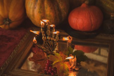 Cadılar Bayramı için sihirli şeyler, yaratıcı fikirler ve parti için tasarım, detayları kapat, kutlama konsepti