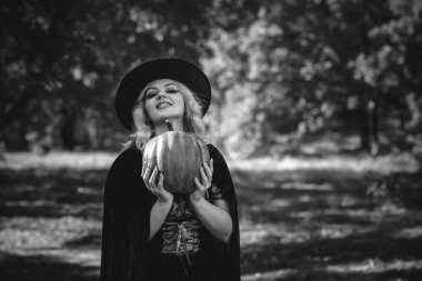 Cadılar Bayramı zamanı, Gizemli Ormandaki Cadı Kadın, Ekim atmosferi, cadılık konsepti, gizemli parti fikirleri 