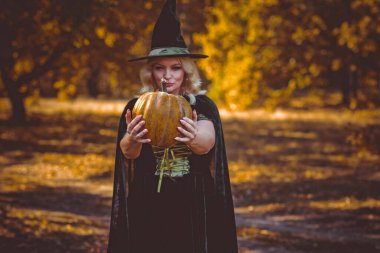 Cadılar Bayramı zamanı, Gizemli Ormandaki Cadı Kadın, Ekim atmosferi, cadılık konsepti, gizemli parti fikirleri 