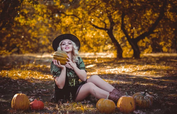 Halloween Hexendame Mystischen Wald Oktoberstimmung Hexerei Konzept Ideen Für Geheimnisvolle — Stockfoto