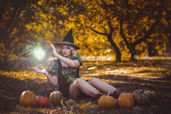 Tiempo Halloween Señora Bruja Bosque Místico Atmósfera Octubre Concepto Brujería —  Fotos de Stock