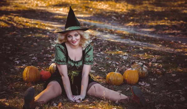 Halloween Idő Boszorkány Hölgy Mystical Erdő Október Hangulat Boszorkányság Koncepció — Stock Fotó