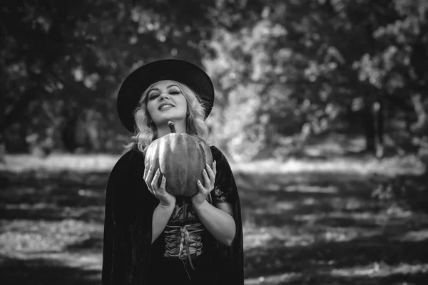 Halloween Strega Signora Nella Foresta Mistica Atmosfera Ottobre Concetto Stregoneria — Foto Stock