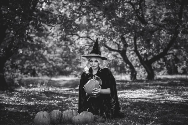 Halloween Dame Sorcière Dans Forêt Mystique Atmosphère Octobre Concept Sorcellerie — Photo