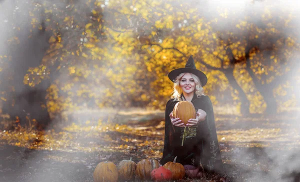 Halloween Dame Sorcière Dans Forêt Mystique Atmosphère Octobre Concept Sorcellerie — Photo