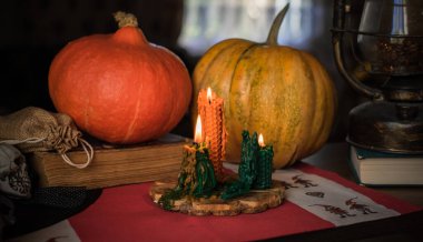 Cadılar Bayramı için sihirli şeyler, yaratıcı fikirler ve ev için tasarım, detayları kapat, kutlama konsepti