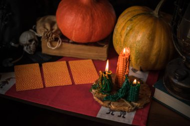 Cadılar Bayramı için sihirli şeyler, yaratıcı fikirler ve ev için tasarım, detayları kapat, kutlama konsepti