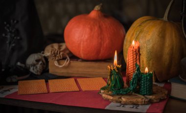 Cadılar Bayramı için sihirli şeyler, yaratıcı fikirler ve ev için tasarım, detayları kapat, kutlama konsepti