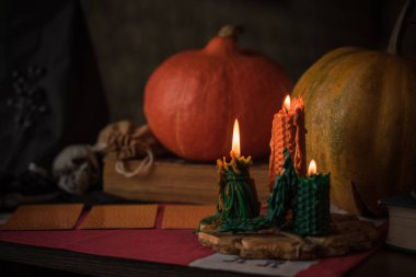 Cadılar Bayramı için sihirli şeyler, yaratıcı fikirler ve ev için tasarım, detayları kapat, kutlama konsepti