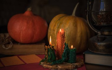 Cadılar Bayramı için sihirli şeyler, yaratıcı fikirler ve ev için tasarım, detayları kapat, kutlama konsepti