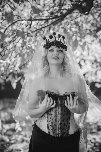 Sposa Halloween Corsetto Rosa Corona Con Fiori Gotici Velo Sfondo — Foto Stock