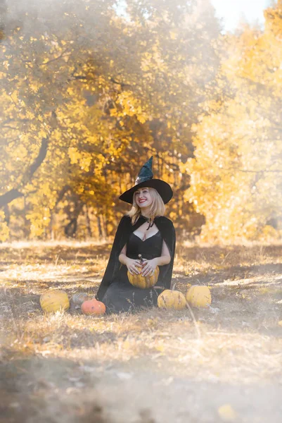 Mistyczna Scena Czarownicą Czarnym Kapeluszu Sukience Peleryna Styl Halloween Panie — Zdjęcie stockowe