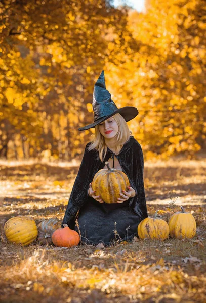 Scena Mistica Con Strega Cappello Nero Vestito Mantello Stile Halloween — Foto Stock