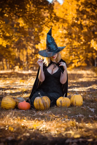 Scena Mistica Con Strega Cappello Nero Vestito Mantello Stile Halloween — Foto Stock